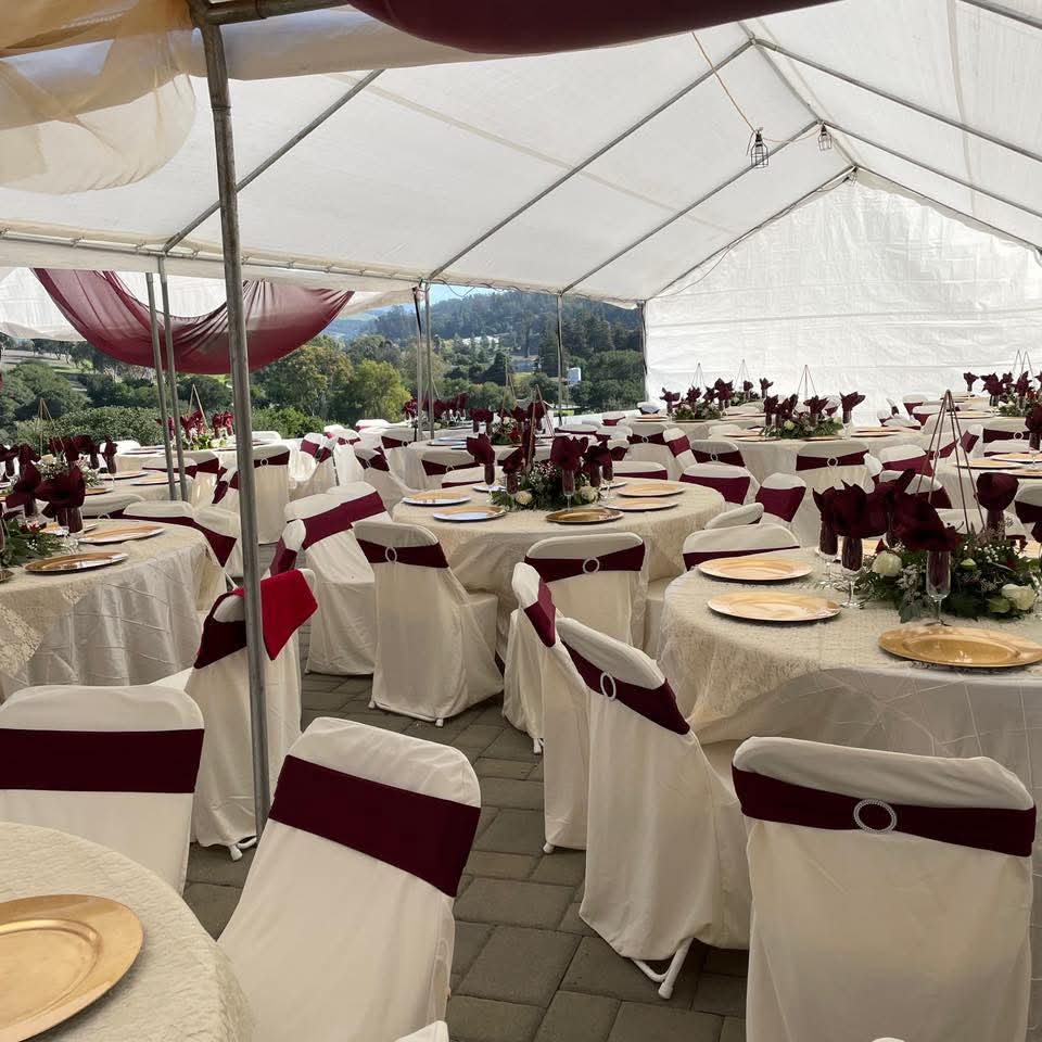 Evento bajo toldo con mesas y sillas