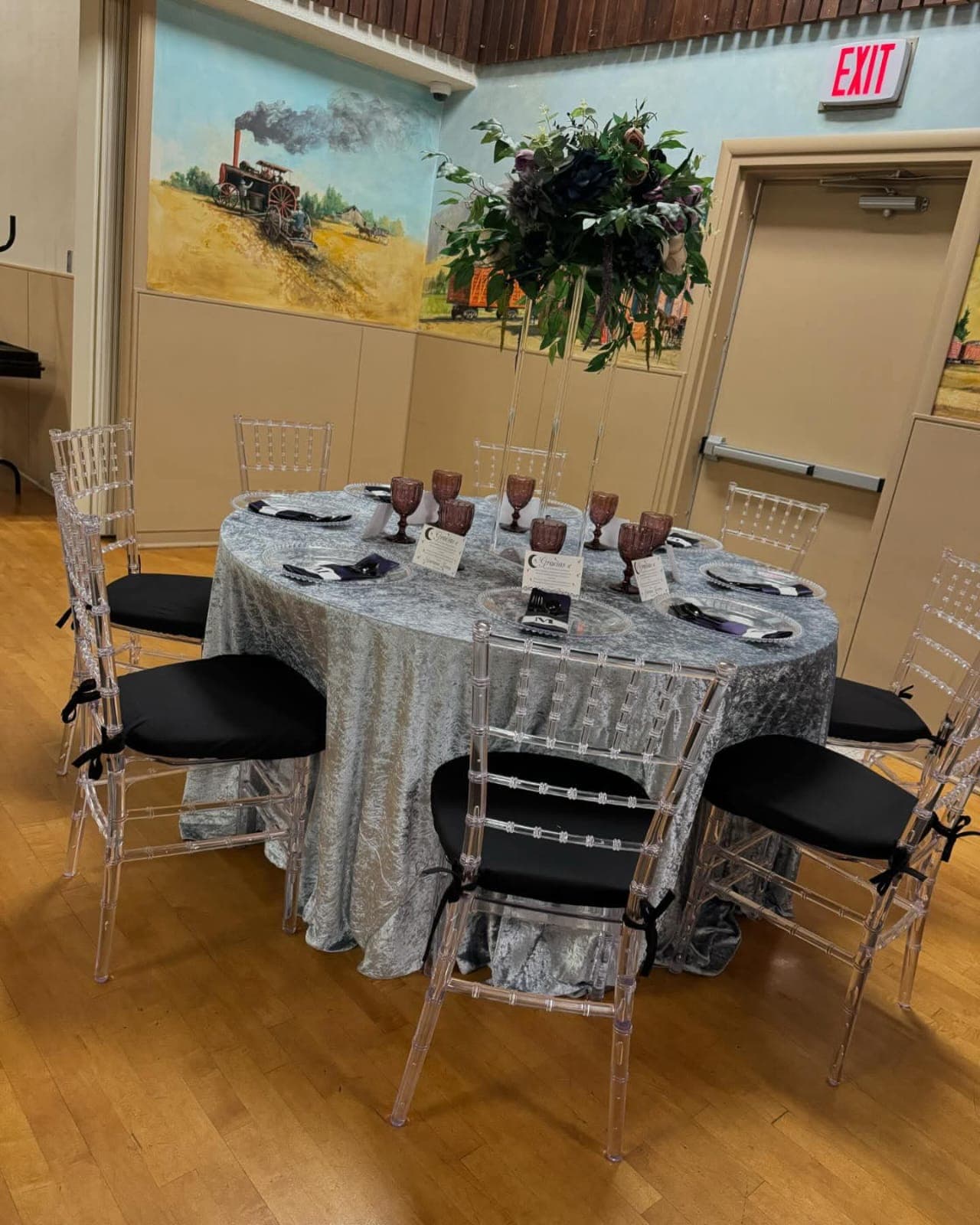 Mesa elegante con sillas transparentes