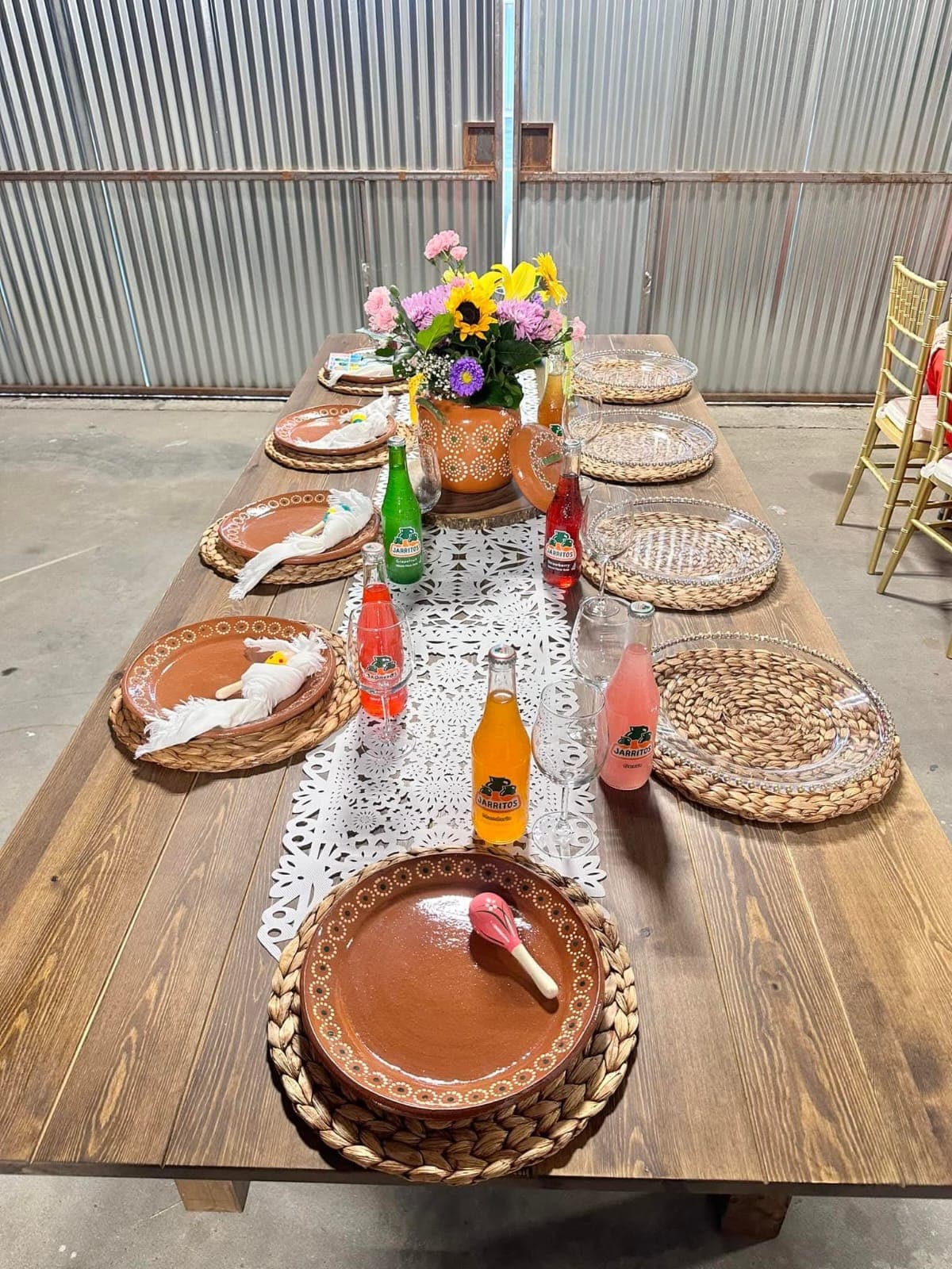 Mesa de madera decorada para celebración